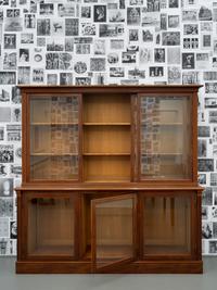 Marcel Odenbach  
Ohne Titel, 2020  
Rauminstallation (Detail)  
Fotokopien, Tische, Vitrine, Gemälde  
Courtesy M. Odenbach, Kunstmuseen Krefeld  
© VG Bild-Kunst, Bonn 2020  
Foto: Dirk Rose