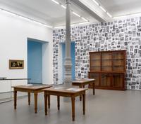 Marcel Odenbach  
Ohne Titel, 2020  
Rauminstallation (Detail)  
Fotokopien, Tische, Vitrine, Gemälde  
Courtesy M. Odenbach, Kunstmuseen Krefeld  
© VG Bild-Kunst, Bonn 2020  
Foto: Dirk Rose