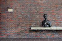 Ausstellung "Lehmbruck - Kolbe - Mies":  
Mies van der Rohe, Haus Lange, 1927–1930, Krefeld, Terrasse  
Wilhelm Lehmbruck, Frauenbüste (Büste Frau L.), 1910, Bronze, 80 × 52 x 31 cm, Kunstmuseen Krefeld