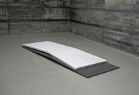 Doris Kaiser  
ohne Titel, 2010  
Gips, Holz, Acryl  
16 × 330 x 104 cm  
Foto: Klaus Hoefges © Doris Kaiser