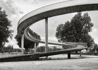 Birgitta Thaysen  
Theodor-Heuss-Brücke, auskragender Gehweg, Düsseldorf 2022  
Bild 100 × 73,5 cm, Objekt-Rahmen 120 × 95 cm, Museumsglas  
© Birgitta Thaysen / VG Bild-Kunst, Bonn, 2023