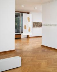 Produktive Räume. Kunst und Design aus Krefeld  
Kunstmuseen Krefeld / Haus Lange, 2023 (Installationsansicht mit Werken von Johannes Trittien, Susanne Specht, Nicole Schwarzbach, Thomas Pöhler)  
Foto: Dirk Rose / Kunstmuseen Krefeld