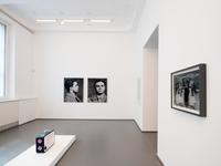 Sammlung in Bewegung – 15 Räume 15 Geschichten  
Installationsansicht im KWM mit Werken von u.a. Andy Warhol und Gerhard Richter  
© VG Bild-Kunst, Bonn, 2023 / © Gerhard Richter, Foto: Kunstmuseen Krefeld / Dirk Rose