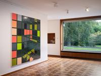 Sarah Morris. All Systems Fail, Haus Lange Haus Esters, KWM  
(Exhibition view: Watergate Complex [Capital], 2001, Household gloss paint on canvas, Private Collection)  
Haus Lange/Haus Esters, Kunstmuseen Krefeld 2023 © Sarah Morris
photo: Dirk Rose