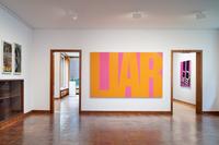 Sarah Morris. All Systems Fail, Haus Lange Haus Esters, KWM  
(Exhibition view: Liar, 1995, Household gloss paint on canvas, Private collection, London c/o White Cube)  
Haus Lange/Haus Esters, Kunstmuseen Krefeld 2023 © Sarah Morris
photo: Dirk Rose