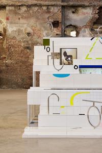 Anna K.E., I Ask No More (ASANA: the fabric of real life, illuminations), 2016-2017  
Bleistift, Sprühfarbe, Ölstift, Öl und Acryl auf Papier, 150 × 200 cm  
© Anna K. E.  
Courtesy Simone Subal Gallery  
Foto: Dario Lasagni