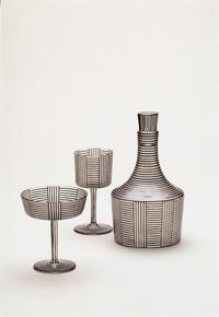Josef Hoffmann  
Karaffe mit zwei Gläsern aus der Serie Var. B, um 1911  
Mattiertes Glas, Bronzitdekor  
Ausf: J. & L. Lobmeyr, Wien, um 1914  
© Dirk Rose / Kunstmuseen Krefeld