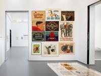 Die Große Verführung. Karl Ernst Osthaus und die Anfänge der Konsumkultur, Sammlung Deutsches Museum für Kunst in Handel und Gewerbe, Installationsansicht im KWM, Kunstmuseen Krefeld, 2023  
Foto: Dirk Rose