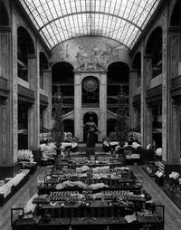 Alfred Messel  
Warenhaus Wertheim, Berlin, 1896/1905  
Erster Bauabschnitt, Lichthof  
Fotografie, angefertigt vom Institut Dr. Franz Stoedtner  
Kunstmuseen Krefeld  
Foto: Dirk Rose / Kunstmuseen Krefeld