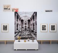 Die Große Verführung. Karl Ernst Osthaus und die Anfänge der Konsumkultur, Sammlung Deutsches Museum für Kunst in Handel und Gewerbe, Installationsansicht im KWM, Kunstmuseen Krefeld, 2023  
Foto: Dirk Rose