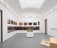 Die Große Verführung. Karl Ernst Osthaus und die Anfänge der Konsumkultur, Sammlung Deutsches Museum für Kunst in Handel und Gewerbe, Installationsansicht im KWM, Kunstmuseen Krefeld, 2023  
Foto: Dirk Rose