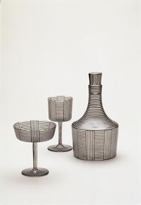 Josef Hoffmann  
Karaffe mit zwei Gläsern aus der Serie Var. B, um 1911  
Mattiertes Glas, Bronzitdekor  
Ausf: J. & L. Lobmeyr, Wien, um 1914  
Kunstmuseen Krefeld  
Foto: Dirk Rose / Kunstmuseen Krefeld
