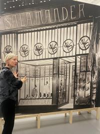 Dr. Ina Ewers-Schultz, die zusammen mit Dr. Magdalena Holzhey die Ausstellung kuratierte, führt durch die Ausstellung "Die große Verführung"