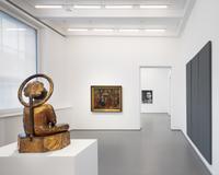 Sammlung in Bewegung—15 Räume 15 Geschichten. Installationsansicht im KWM mit / Installation view at KWM with Alan Charlton, Andy Warhol,
Kunstmuseen Krefeld, 2024 © VG Bild-Kunst, Bonn, 2024,
Foto: Kunstmuseen Krefeld / Dirk Rose