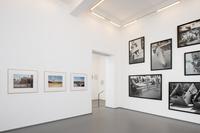 Sammlung in Bewegung—15 Räume 15 Geschichten. Installationsansicht im KWM mit / Installation view at KWM with François-Marie Banier, Stephen Shore,
Kunstmuseen Krefeld, 2024 © VG Bild-Kunst, Bonn, 2024,
Foto: Kunstmuseen Krefeld / Dirk Rose