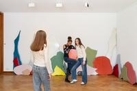 Museum grenzenlos. Kunst–Design / Dunkerque–Krefeld, Installationsansicht mit Nefeli Papadimouli in Haus Esters, Kunstmuseen Krefeld, Collection Frac Grand Large — Hauts-de-France © Nefeli Papadimouli, Foto: Dirk Rose