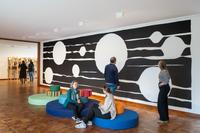 Museum grenzenlos. Kunst–Design / Dunkerque–Krefeld, Installationsansicht mit Stéphane Calais und Céline Ahond in Haus Esters, Kunstmuseen Krefeld, Collection Frac Grand Large — Hauts-de-France © Céline Ahond & VG Bild-Kunst, Bonn, 2024 für Stéphane Calais, Foto: Dirk Rose