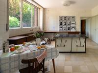 Museum grenzenlos. Kunst–Design / Dunkerque–Krefeld, Installationsansicht mit Joseph Grigely und Helen Chadwick in Haus Lange, Kunstmuseen Krefeld, Collection Frac Grand Large — Hauts-de-France © Joseph Grigely, Helen Chadwick, Foto: Dirk Rose