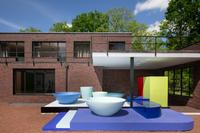 Museum grenzenlos. Kunst–Design / Dunkerque–Krefeld, Installationsansicht mit Tobias Rehberger vor Haus Esters, Kunstmuseen Krefeld, Collection Frac Grand Large — Hauts-de-France © Tobias Rehberger, Foto: Dirk Rose