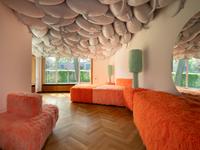 Museum grenzenlos. Kunst–Design / Dunkerque–Krefeld, Installationsansicht mit Sylvie Fleury und Philippe Parreno in Haus Esters, Kunstmuseen Krefeld, Collection Frac Grand Large — Hauts-de-France © Sylvie Fleury, Philippe Parreno, Foto: Dirk Rose