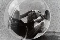 Marion Baruch, Contenitore Ambiente, 1971-2023,
Silbergelatineabzug, Re-edition, 19 × 28.3 cm (Druck),
Foto: Gianni Berengo Gardin/Fondazione Forma per la Fotografia,
Courtesy the artist and Galerie Urs Meile, Beijing-Lucerne