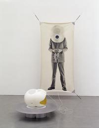 Kleiner Raum (Prototyp 4), 1967
Installation, 3 Teile,
Helm, Polyester, weiß lackiert, eingebautes Mikrofon, perforierte Sichtzone, 
48 × 40 x 40 cm;
Basis, Aluminium, Naturkautschuk, PVC-Folie, Rekonstruktion Generali Foundation, 1998
20 × 100 x 100 cm; 
Schwarz-weiß-Fotografie, SIlbergelatine auf Leinwand, integrierter Lautsprecher, Ösen, Aluminiumaufhängung, 
202 × 102 cm