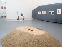 Visionary Spaces. Walter Pichler Meets Frederick Kiesler in a Display by raumlaborberlin  
Installation view at KWM, 2024  
Photo: Dirk Rose