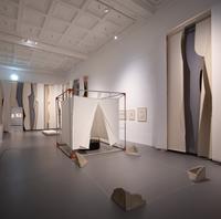 Visionary Spaces. Walter Pichler Meets Frederick Kiesler in a Display by raumlaborberlin
Installation view at KWM, 2024
Photo: Dirk Rose