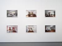 Sammlung in Bewegung—15 Räume 15 Geschichten. Installationsansicht im KWM mit / Installation view at KWM with Gregor Schneider,
Kunstmuseen Krefeld, 2025 © VG Bild-Kunst, Bonn, 2025,
Foto/Photo: Kunstmuseen Krefeld / Dirk Rose