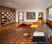 Charlotte Perriand. L’Art d’habiter / The Art of Dwelling  
Installation view at Haus Lange  
Nuage bookshelf, Cassina reconstruction  
Tabouret Berger stools - Cassina iMaestri Collection  
© VG Bild-Kunst, Bonn, 2025  
Photo: Dirk Rose