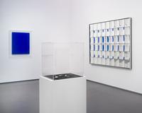 Sammlung in Bewegung—15 Räume 15 Geschichten. Installationsansicht im KWM mit / Installation view at KWM with Yves Klein and Adolf Luther
Foto/Photo: Kunstmuseen Krefeld / Dirk Rose