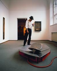 Joseph Beuys im Kaiser Wilhelm Museum Krefeld 1984, Foto: Kunstmuseen Krefeld/Volker Döhne, © VG Bild-Kunst, Bonn 2021