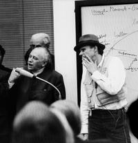 Joseph Beuys und Paul Wember während des Vortrags Kunst = Mensch, Kaiser Wilhelm Museum Krefeld, 15. Dezember 1971, Foto: Theo Windges, Krefeld, © VG Bild-Kunst, Bonn 2021