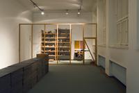Joseph Beuys, Barraque D`Dull Odde, 1961-1967, Zwei Regalgestelle mit über 650 Einzelobjekten, Arbeitspult mit Stuhl, 1 Gummituch + 1 Guttaperchatuch an der Wand, 3 Holzplastiken vor dem Doppelregal, vorne: Fond IV/4, 1970/71, Kunstmuseen Krefeld, Foto: Kunstmuseen Krefeld/ Volker Döhne, © VG Bild-Kunst, Bonn 2021