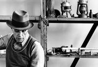 Joseph Beuys während der Neuinstallation der Barraque D’Dull Odde im Kaiser Wilhelm Museum Krefeld, 7.–8. Februar 1977, Foto: Sigwart Korn, Krefeld, © VG Bild-Kunst, Bonn 2021