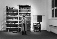 Joseph Beuys während der Neuinstallation der Barraque D’Dull Odde im Kaiser Wilhelm Museum Krefeld, 7.–8. Februar 1977, Foto: Sigwart Korn, Krefeld, © VG Bild-Kunst, Bonn 2021