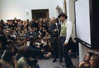 Joseph Beuys und Paul Wember während des Vortrags Kunst = Mensch, Kaiser Wilhelm Museum Krefeld, 15. Dezember 1971, Foto: Anita Kloten, Köln, © VG Bild-Kunst, Bonn 2021