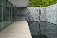 Georg Kolbe, Morgen, 1925  
Ludwig Mies van der Rohe, Barcelona-Pavillon, 1929  
Foto: Enric Duch, 2016 / Georg Kolbe Museum, Berlin  
© VG Bild-Kunst, Bonn für Mies van der Rohe