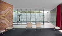 Georg Kolbe, Morgen, 1925  
Ludwig Mies van der Rohe, Barcelona-Pavillon, 1929  
Foto: Enric Duch, 2016 / Georg Kolbe Museum, Berlin  
© VG Bild-Kunst, Bonn für Mies van der Rohe