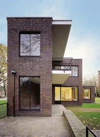 Ludwig Mies van der Rohe, Haus Lange, 1927 – 1930, Krefeld  
Westseite  
Foto: Volker Döhne, 2000 / Kunstmuseen Krefeld
