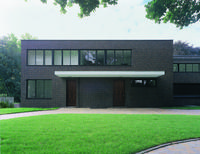 Ludwig Mies van der Rohe, Haus Lange, 1927 – 1930, Krefeld  
Fassade mit Eingangssituation  
Foto: Volker Döhne, 2000 / Kunstmuseen Krefeld