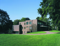 Ludwig Mies van der Rohe, Haus Lange, 1927 – 1930, Krefeld  
Front und Ostfassade  
Foto: Volker Döhne, 2000 / Kunstmuseen Krefeld