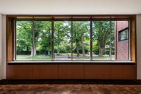 Ludwig Mies van der Rohe, Haus Lange, 1927 – 1930, Krefeld  
Halle mit Blick in den Vorgarten und zur Straße  
Foto: Dirk Rose, 2019  
© VG Bild-Kunst, Bonn für Mies van der Rohe