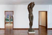Lehmbruck Kolbe Mies van der Rohe, Kunstmuseen Krefeld, 2021  
(Ausstellungsansicht)  
Mies van der Rohe, Haus Lange, 1927 – 1930, Halle  
Georg Kolbe, Morgen, 1925  
Georg Kolbe Museum, Berlin  
Wilhelm Lehmbruck, Stehende weibliche Figur, 1910/11  
Kunstpalast Düsseldorf – Dauerleihgabe der Freunde des Kunstpalastes  
© VG Bild-Kunst, Bonn für Mies van der Rohe  
Foto: Dirk Rose
