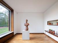 Lehmbruck Kolbe Mies van der Rohe, Kunstmuseen Krefeld, 2021  
(Ausstellungsansicht)  
Mies van der Rohe, Haus Lange, 1927 – 1930, Zimmer der Dame  
Wilhelm Lehmbruck, Torso Mädchen sich umwendend, 1913/14  
Georg Kolbe Museum, Berlin, Dauerleihgabe aus dem Besitz der Familie  
© VG Bild-Kunst, Bonn für Mies van der Rohe  
Foto: Dirk Rose