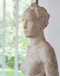 Lehmbruck Kolbe Mies van der Rohe, Kunstmuseen Krefeld, 2021  
(Ausstellungsansicht)  
Georg Kolbe, Große Laufende, 1929 (Detail)  
Georg Kolbe Museum, Berlin  
© VG Bild-Kunst, Bonn für Mies van der Rohe  
Foto: Dirk Rose