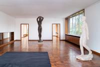 Lehmbruck Kolbe Mies van der Rohe, Kunstmuseen Krefeld, 2021  
(Ausstellungsansicht)  
Mies van der Rohe, Haus Lange, 1927 – 1930, Halle  
Georg Kolbe, Morgen, 1925 und Große Laufende, 1929  
Georg Kolbe Museum, Berlin  
© VG Bild-Kunst, Bonn für Mies van der Rohe  
Foto: Dirk Rose