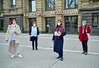 (Von links) Susanne Till, Barbara Beier, Museumsleiterin Katia Baudin und Sylvia Weißenborn vor dem Kaiser-Wilhelm-Museum  
Foto: Stadt Krefeld, Presse und Kommunikation, A. Bischof