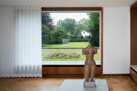 Lehmbruck Kolbe Mies van der Rohe, Kunstmuseen Krefeld, 2021  
(Ausstellungsansicht)  
Mies van der Rohe, Haus Lange, 1927 – 1930, Wohnzimmer  
Wilhelm Lehmbruck, Torso der Großen Sinnenden, 1913/14  
Kunsthalle Mannheim, Stiftung Sally Falk 1921  
© VG Bild-Kunst, Bonn für Mies van der Rohe  
Foto: Dirk Rose