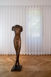 Lehmbruck Kolbe Mies van der Rohe, Kunstmuseen Krefeld, 2021  
(Ausstellungsansicht)  
Mies van der Rohe, Haus Lange, 1927 – 1930, Schlafraum  
Georg Kolbe, Torso eines Somali, 1912  
Georg Kolbe Museum, Berlin  
© VG Bild-Kunst, Bonn für Mies van der Rohe  
Foto: Dirk Rose